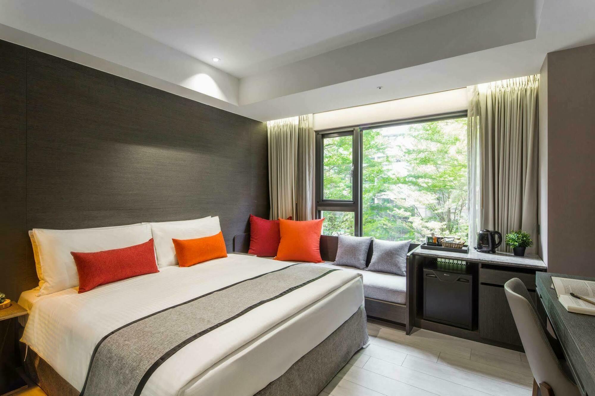 Icasa Hotel - By Cosmos Creation Taichung Bagian luar foto