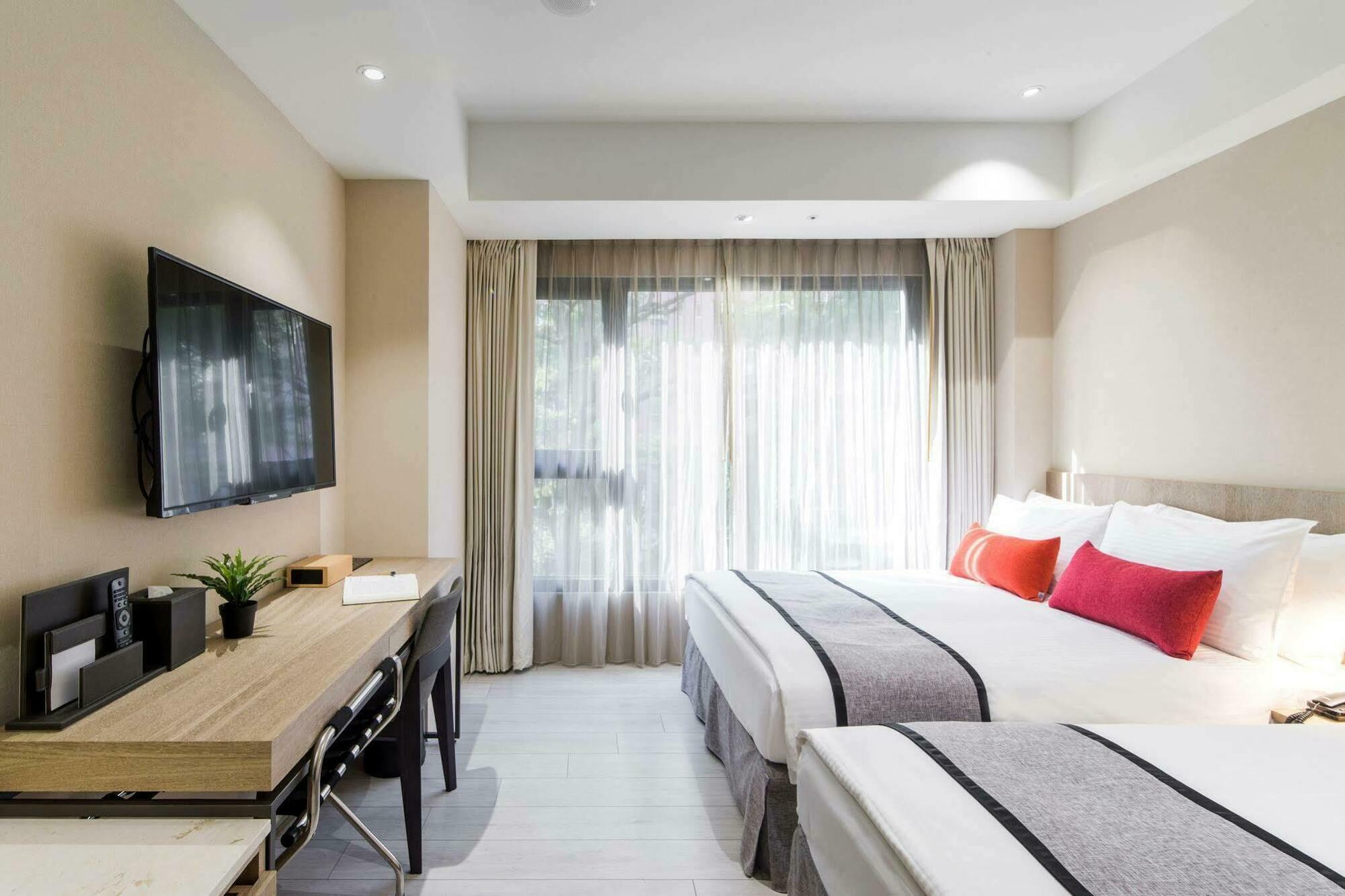 Icasa Hotel - By Cosmos Creation Taichung Bagian luar foto