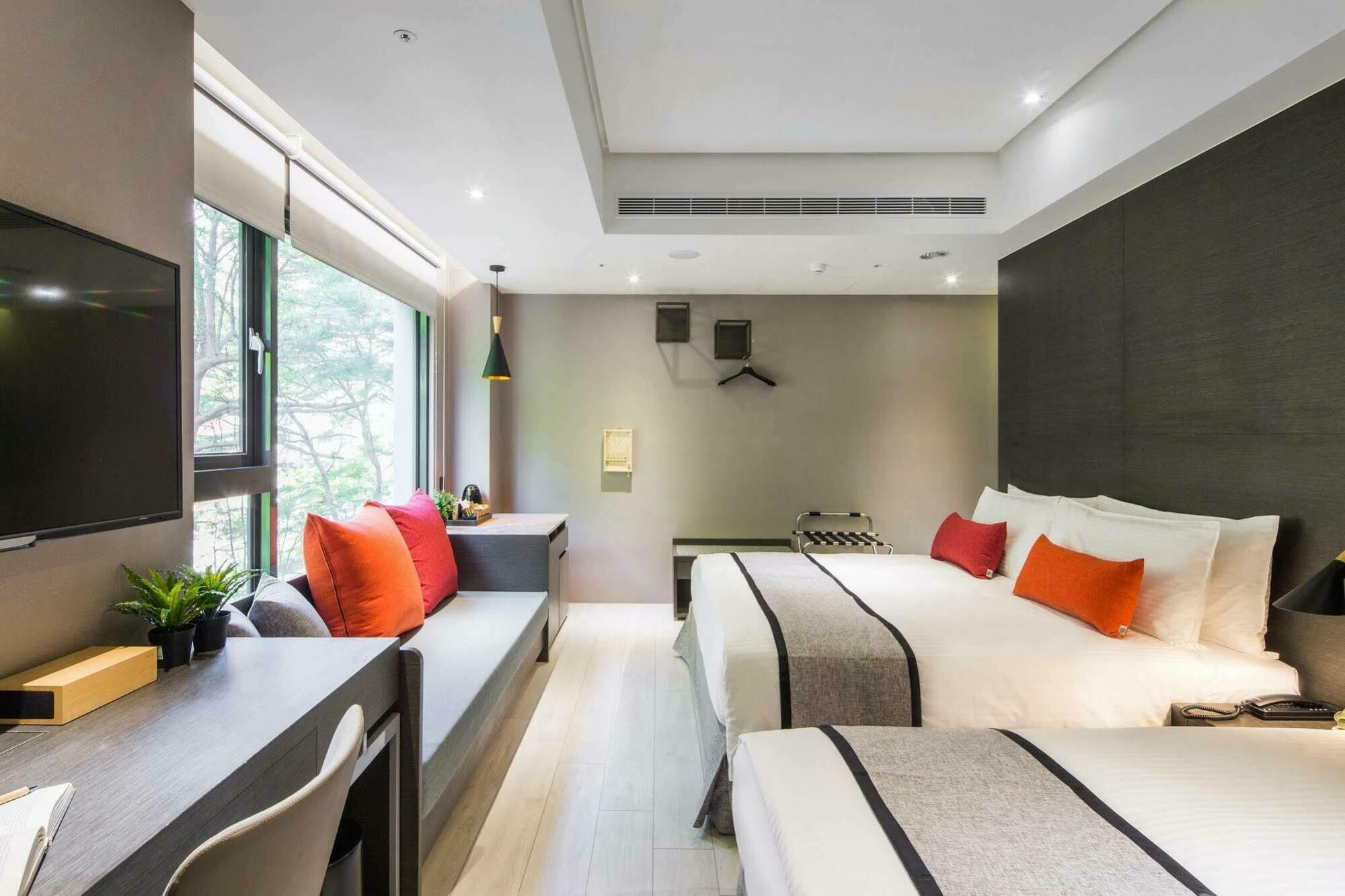 Icasa Hotel - By Cosmos Creation Taichung Bagian luar foto