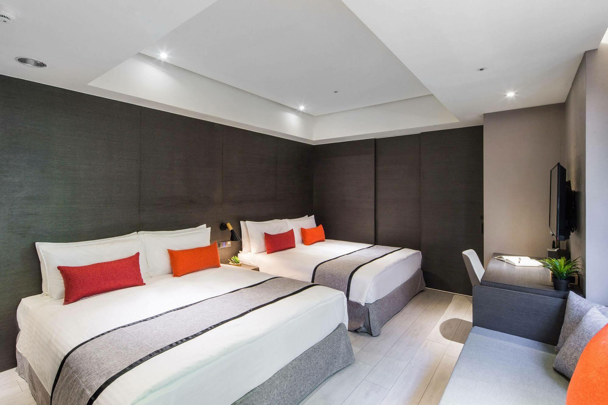 Icasa Hotel - By Cosmos Creation Taichung Bagian luar foto