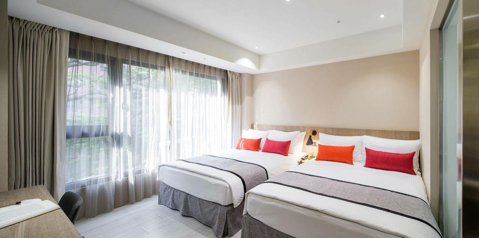 Icasa Hotel - By Cosmos Creation Taichung Bagian luar foto