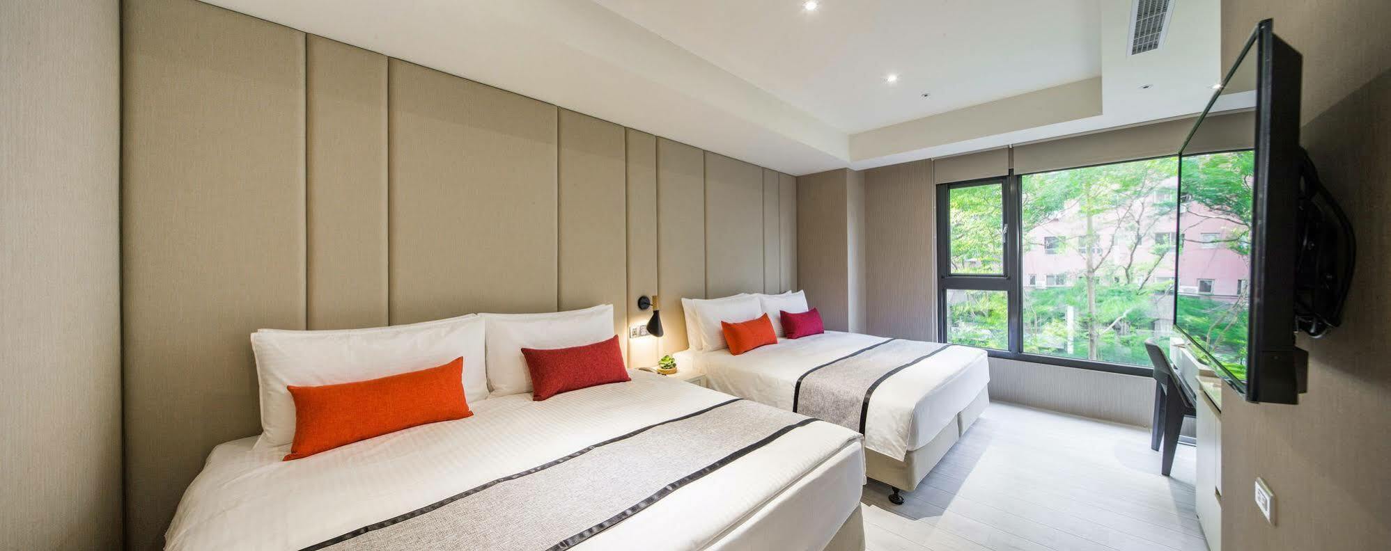 Icasa Hotel - By Cosmos Creation Taichung Bagian luar foto