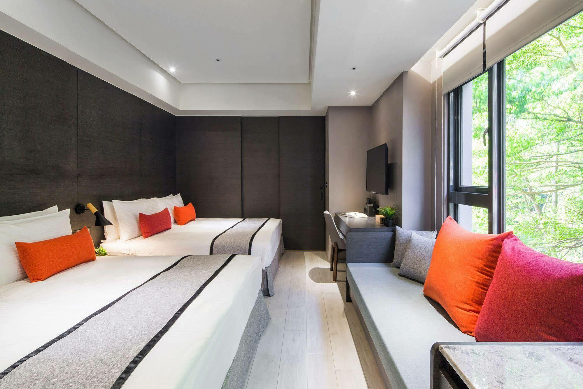 Icasa Hotel - By Cosmos Creation Taichung Bagian luar foto