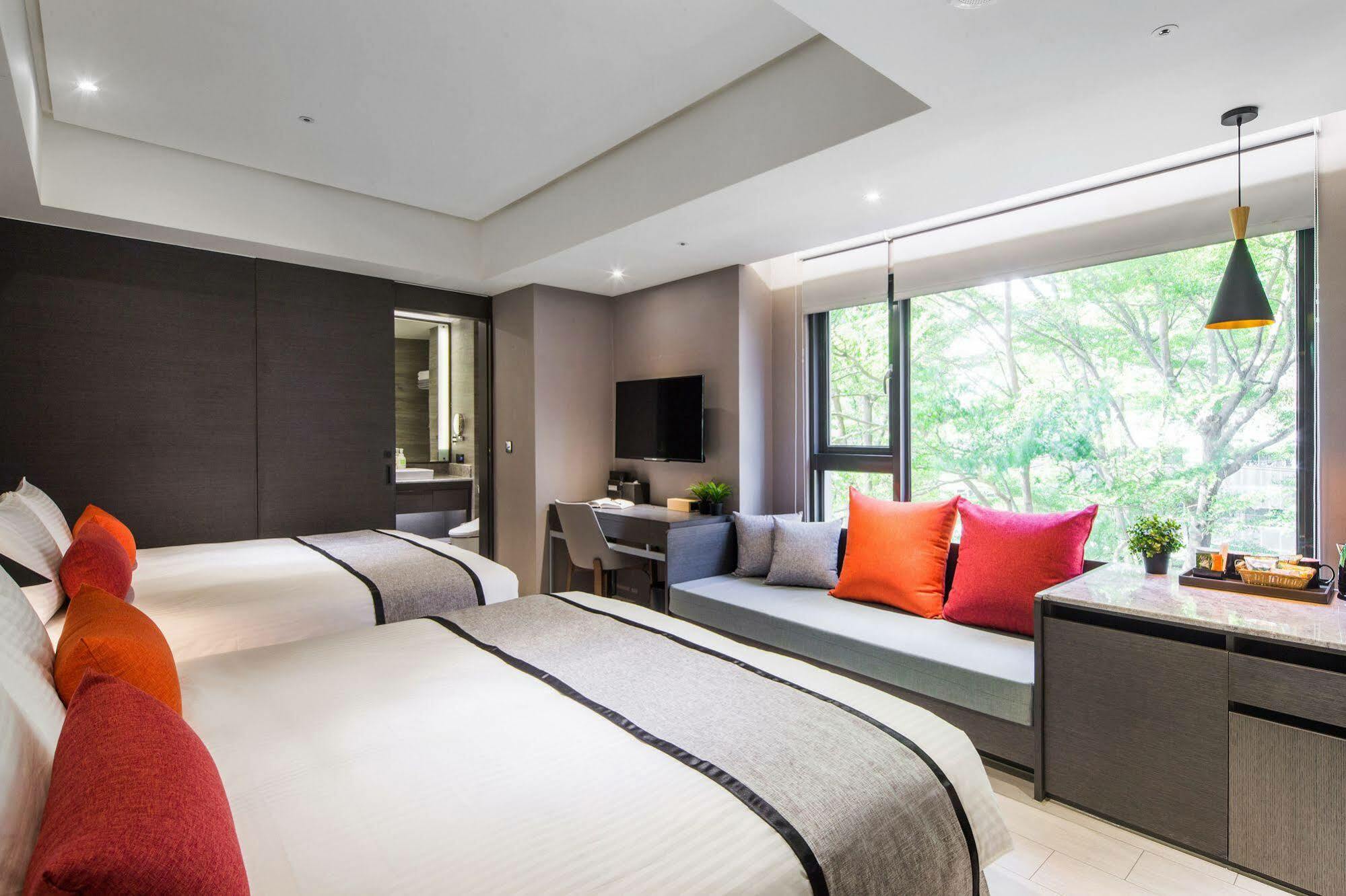 Icasa Hotel - By Cosmos Creation Taichung Bagian luar foto