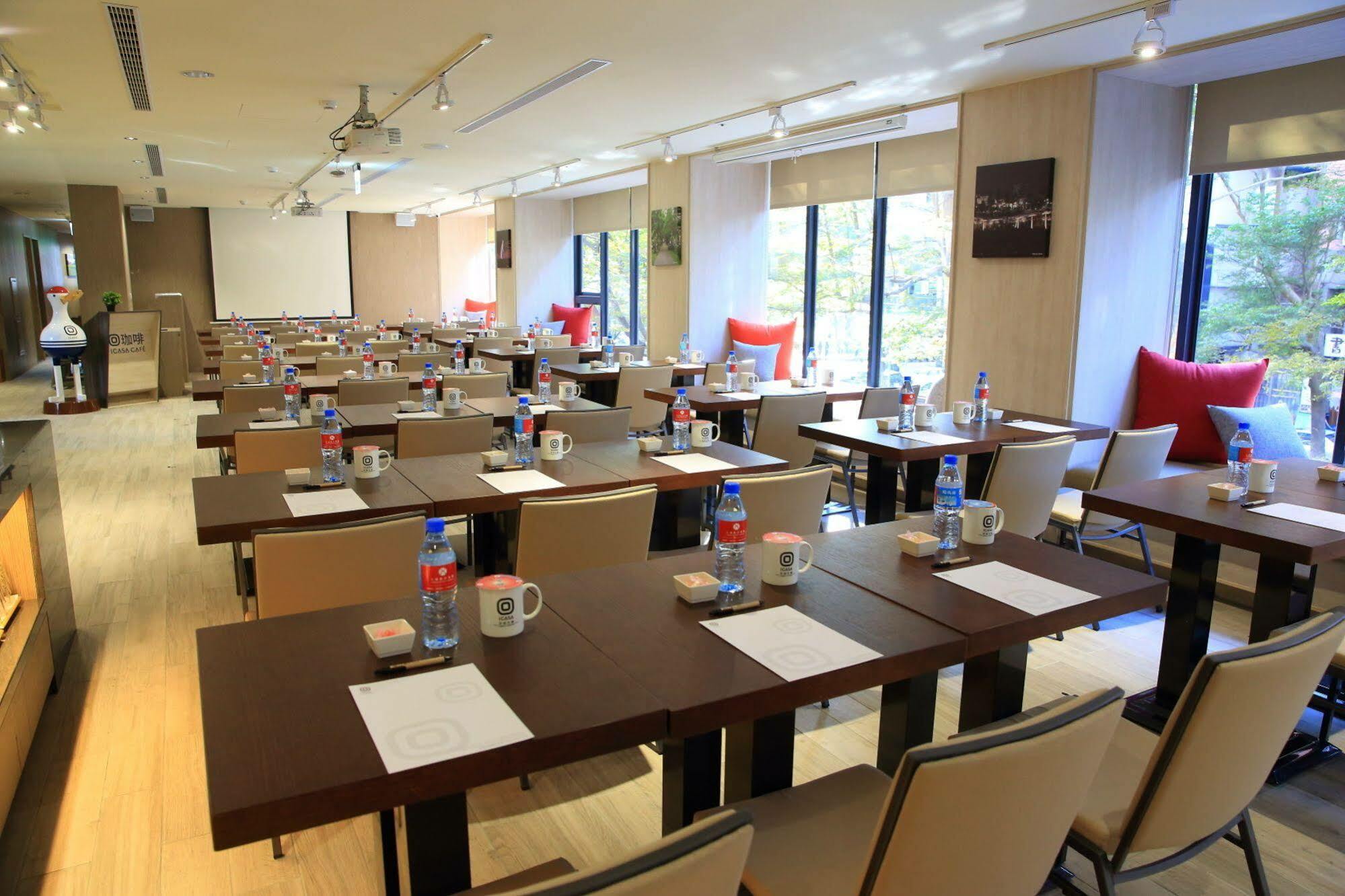 Icasa Hotel - By Cosmos Creation Taichung Bagian luar foto