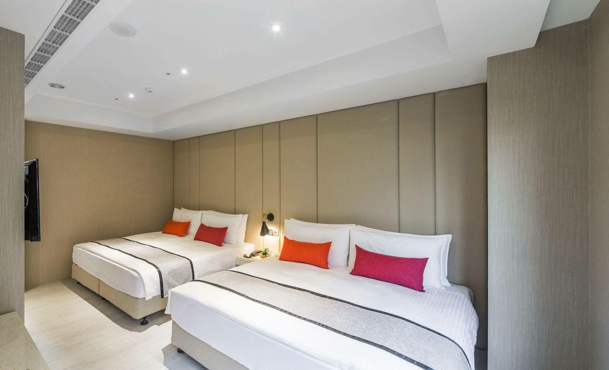 Icasa Hotel - By Cosmos Creation Taichung Bagian luar foto