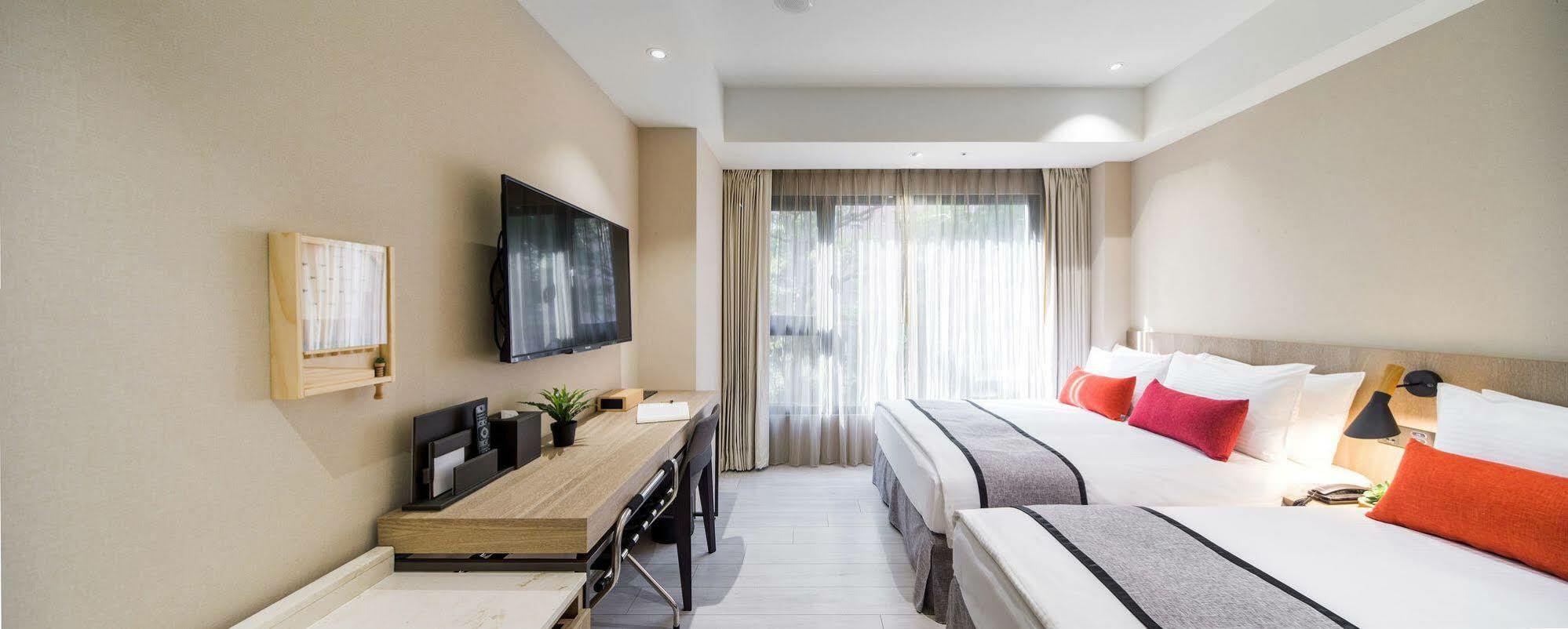 Icasa Hotel - By Cosmos Creation Taichung Bagian luar foto