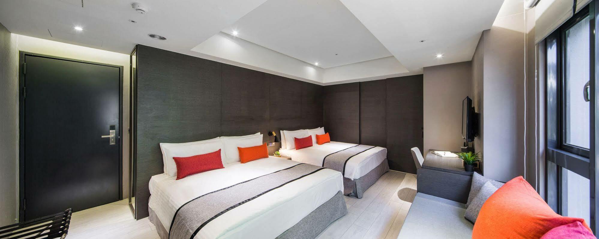 Icasa Hotel - By Cosmos Creation Taichung Bagian luar foto